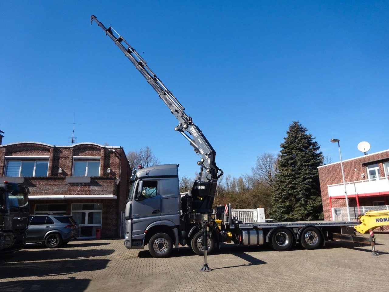 Mercedes-Benz 3453 Plattform + Fassi F820 Kran 8x2 Mercedes-Benz 3453 FASSI F820 Kran 8x Hydr. Ausschub - Camion grue, Camion plateau: photos 1 Mercedes-Benz 3453 Plattform + Fassi F820 Kran 8x2 Mercedes-Benz 3453 FASSI F820 Kran 8x Hydr. Ausschub - Camion grue, Camion plateau: photos 1