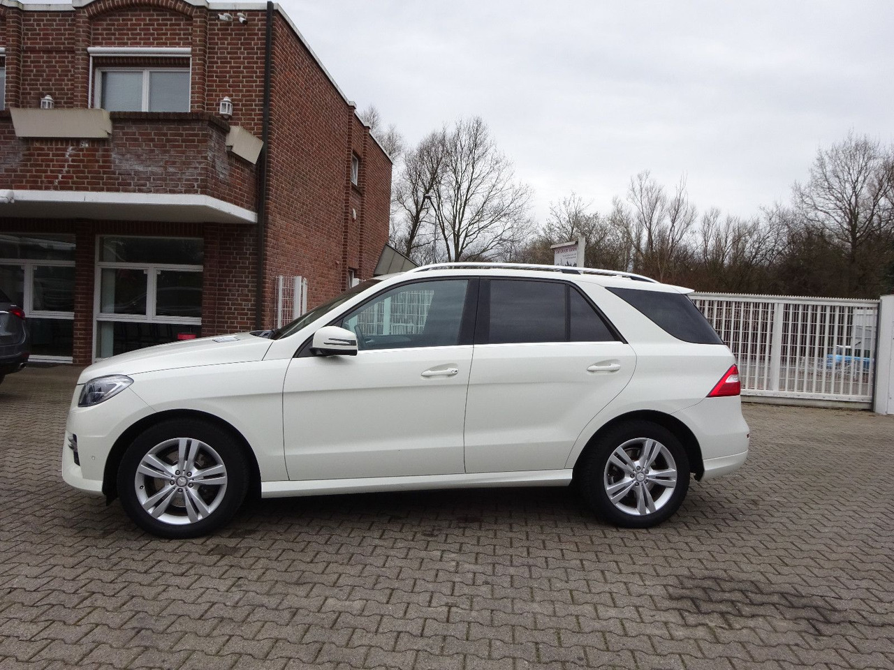 Mercedes-Benz ML 350 CDI BlueTec Mercedes-Benz ML 350 CDI BlueTec. AMG Paket - SUV: photos 3 Mercedes-Benz ML 350 CDI BlueTec Mercedes-Benz ML 350 CDI BlueTec. AMG Paket - SUV: photos 3