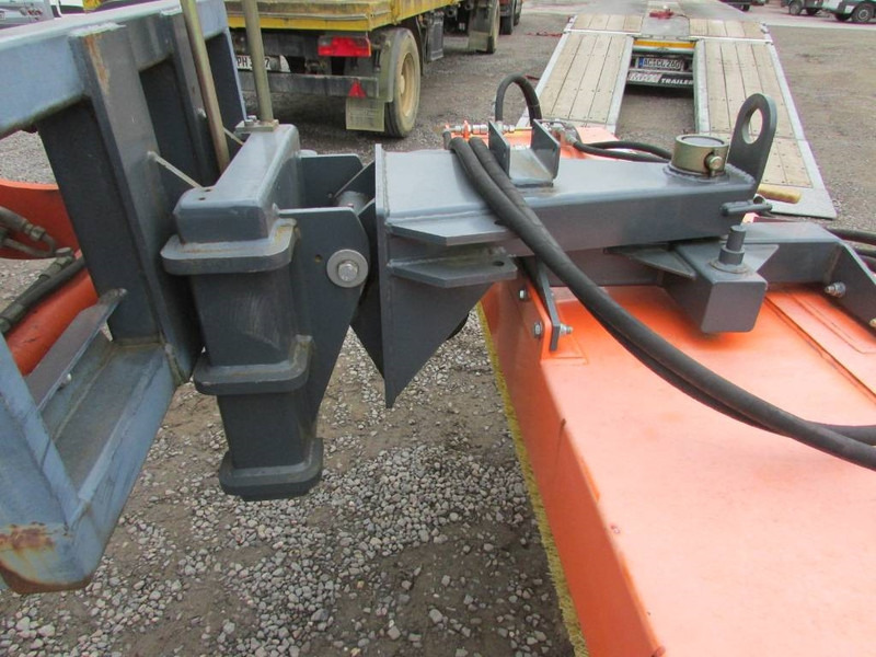 Tuchel Profi 600-230 Kehrbesen / 6.500 EUR - Brosse pour Engins de chantier: photos 4 Tuchel Profi 600-230 Kehrbesen / 6.500 EUR - Brosse pour Engins de chantier: photos 4