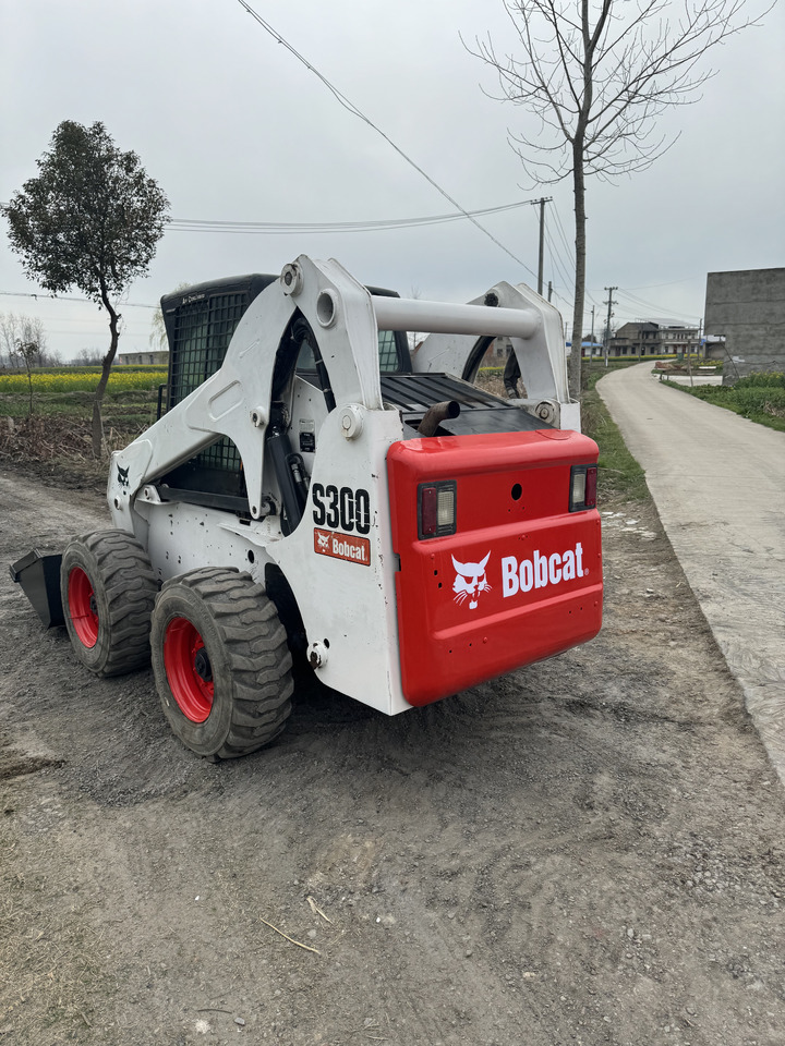 BOBCAT S300 - Mini chargeuse: photos 5 BOBCAT S300 - Mini chargeuse: photos 5
