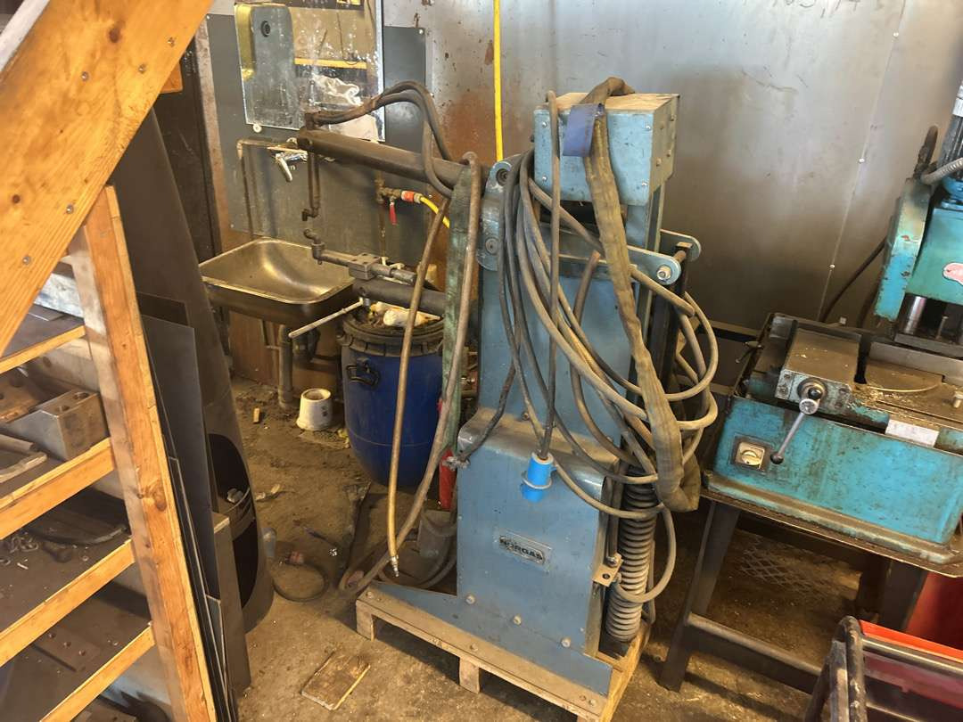 Punktsveis-maskin fra Norgas - Équipement de garage: photos 1 Punktsveis-maskin fra Norgas - Équipement de garage: photos 1