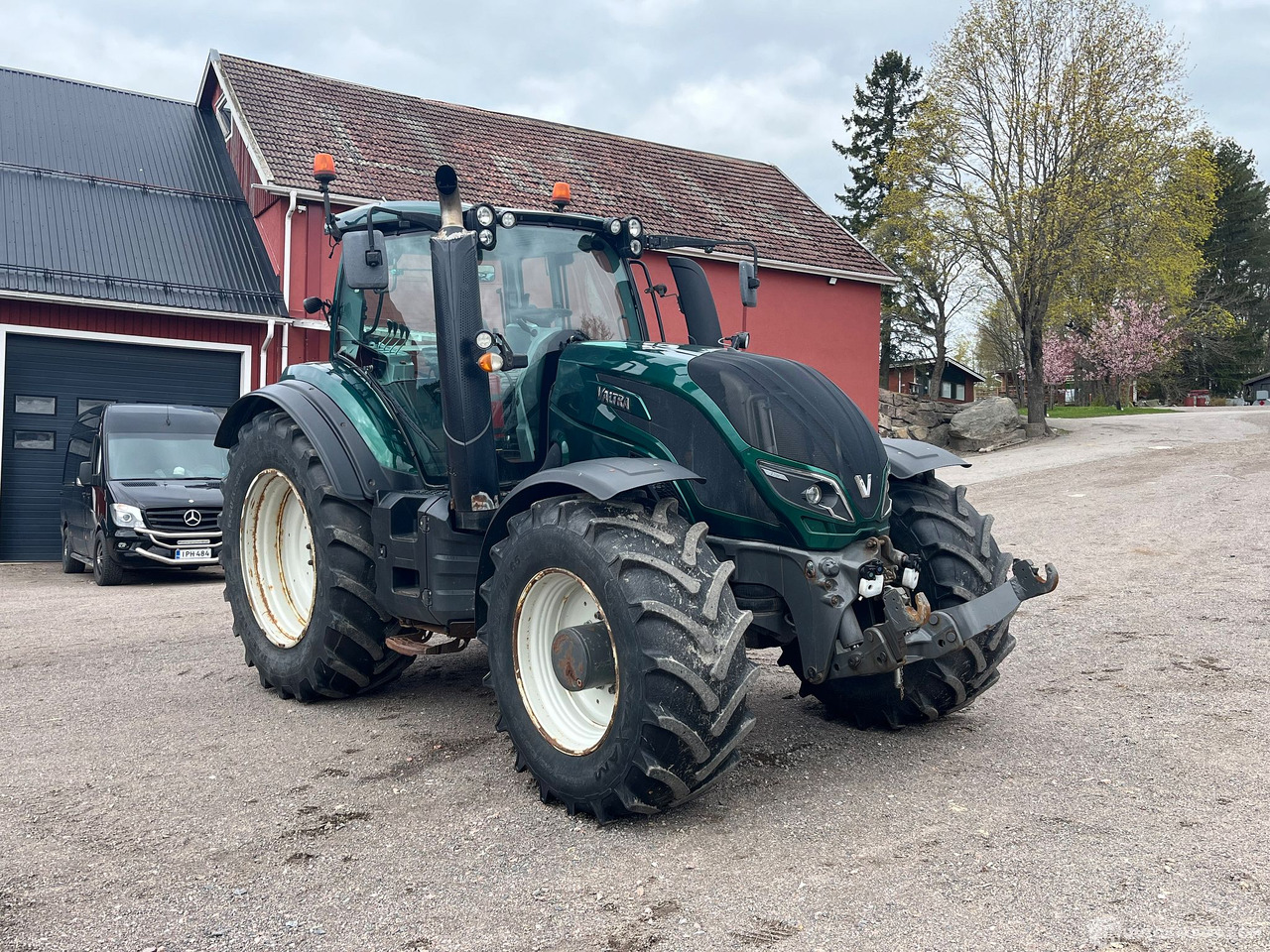 Valtra T234 Versu, traktori etunostolaitteella ja taakseajolaitteilla, 2015, Vantaa - Tracteur agricole: photos 3 Valtra T234 Versu, traktori etunostolaitteella ja taakseajolaitteilla, 2015, Vantaa - Tracteur agricole: photos 3