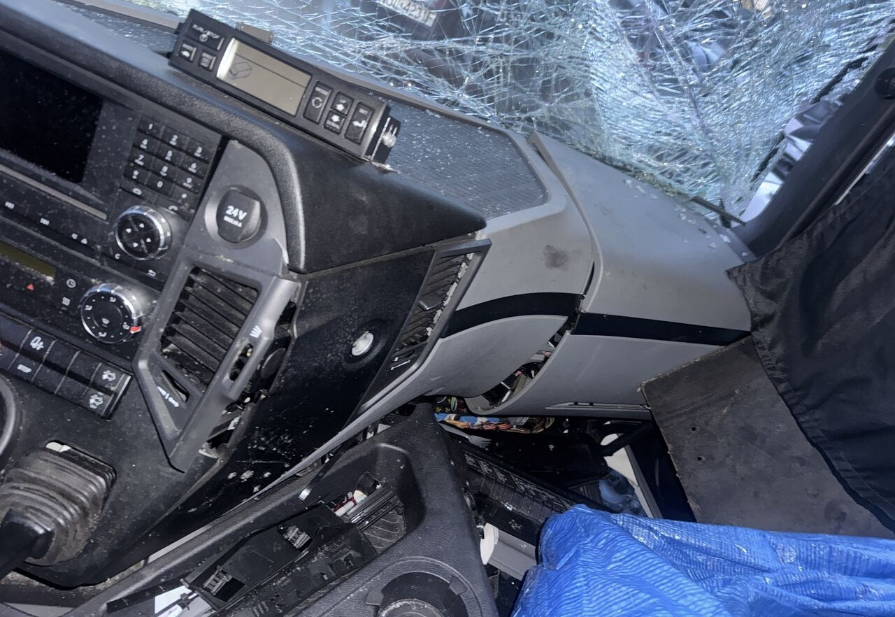 Cena dotyczy Kompletnej deski z instalacją (bez modułów elektronicznych) Mechanizm Wycieraczek Kolumna Kierownicza Podszybie Mercedes-Benz Actros MP 4 Antos Arocs - Panel de instrumentos pour Camion: photos 3 Cena dotyczy Kompletnej deski z instalacją (bez modułów elektronicznych) Mechanizm Wycieraczek Kolumna Kierownicza Podszybie Mercedes-Benz Actros MP 4 Antos Arocs - Panel de instrumentos pour Camion: photos 3