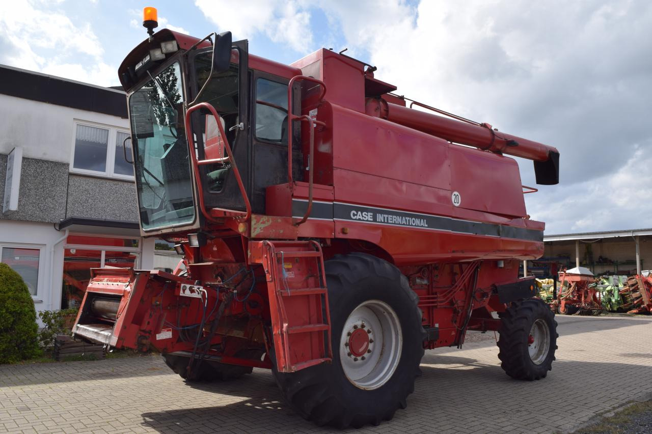 Case-IH 1680 Axial - Moissonneuse-batteuse: photos 1 Case-IH 1680 Axial - Moissonneuse-batteuse: photos 1