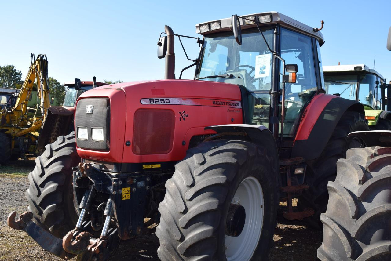 Massey Ferguson MF 8250 - Tracteur agricole: photos 2 Massey Ferguson MF 8250 - Tracteur agricole: photos 2