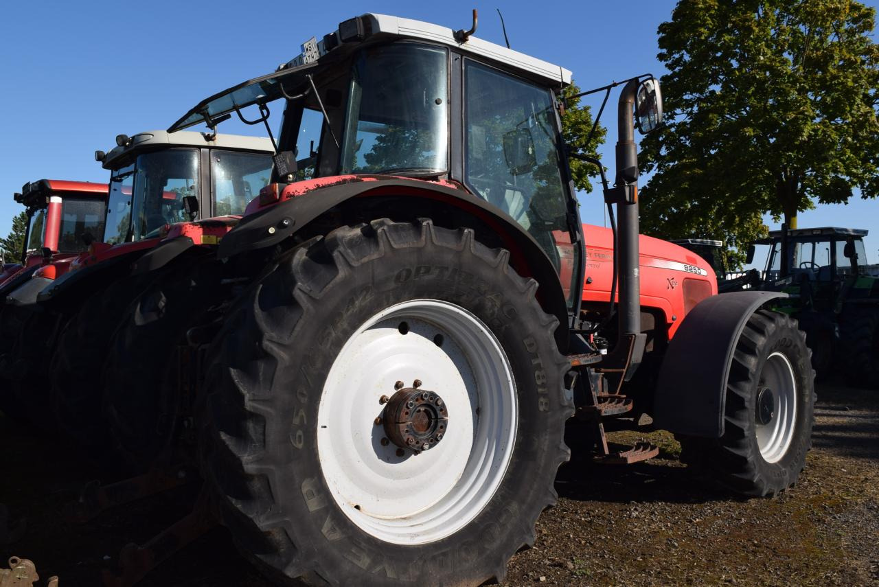 Massey Ferguson MF 8250 - Tracteur agricole: photos 4 Massey Ferguson MF 8250 - Tracteur agricole: photos 4