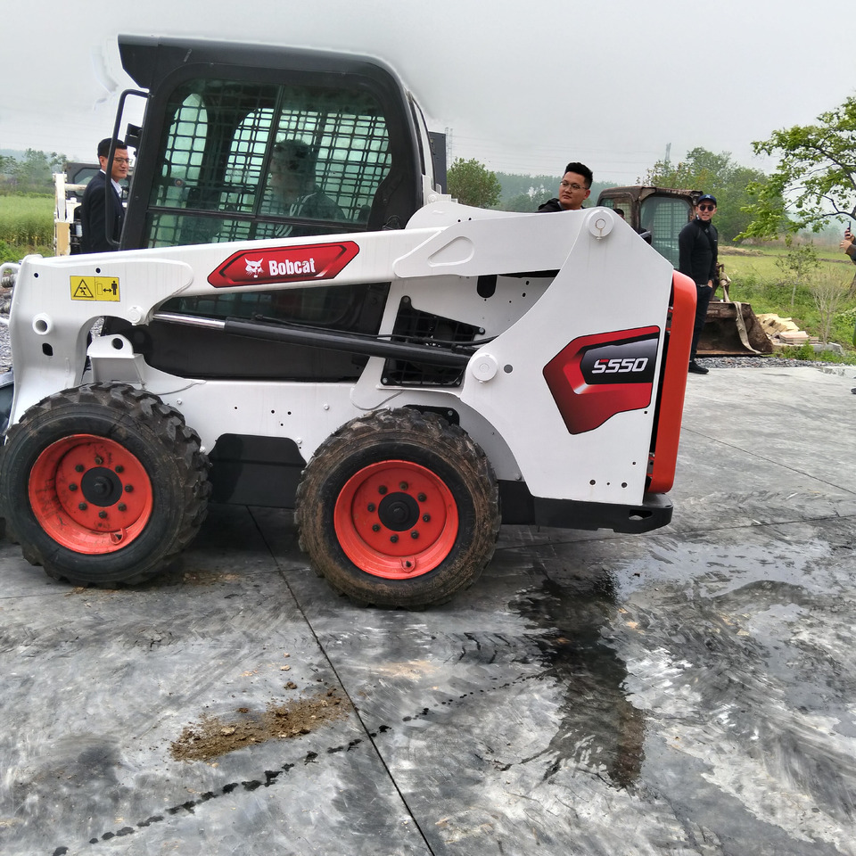 BOBCAT S550 - Mini chargeuse: photos 3 BOBCAT S550 - Mini chargeuse: photos 3