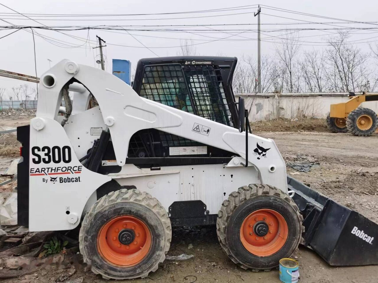 Bobcat S300 - Mini chargeuse: photos 1 Bobcat S300 - Mini chargeuse: photos 1