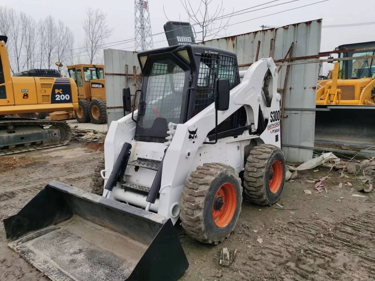 Bobcat S300 - Mini chargeuse: photos 2 Bobcat S300 - Mini chargeuse: photos 2