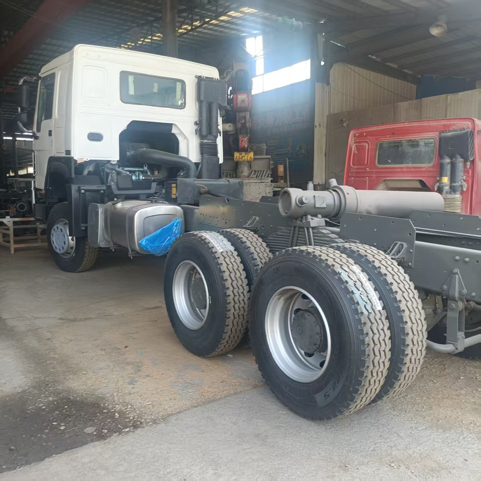 SINOTRUK HOWO - Engins de chantier: photos 4 SINOTRUK HOWO - Engins de chantier: photos 4