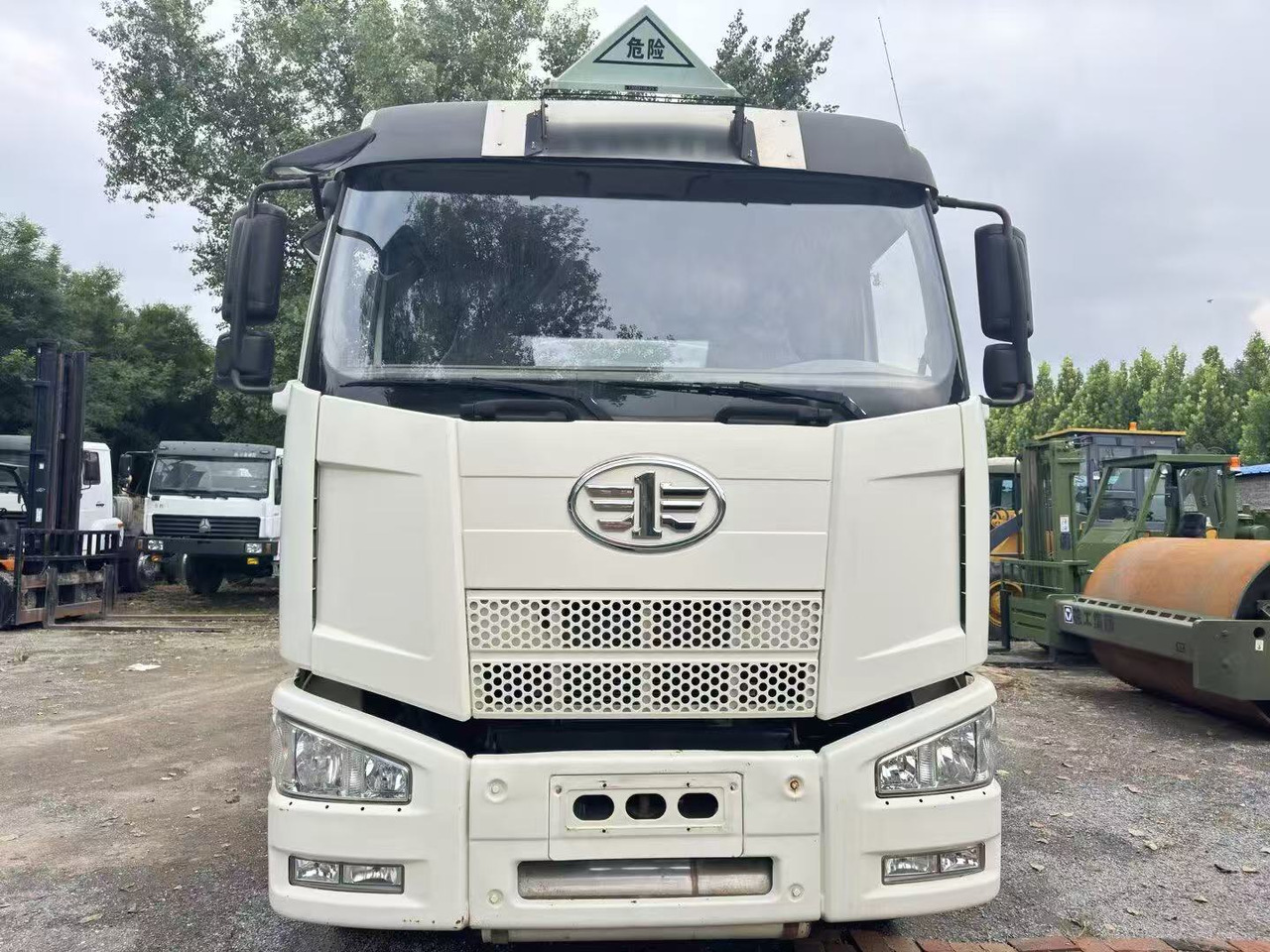 FAW tanker truck - Camion citerne: photos 5 FAW tanker truck - Camion citerne: photos 5