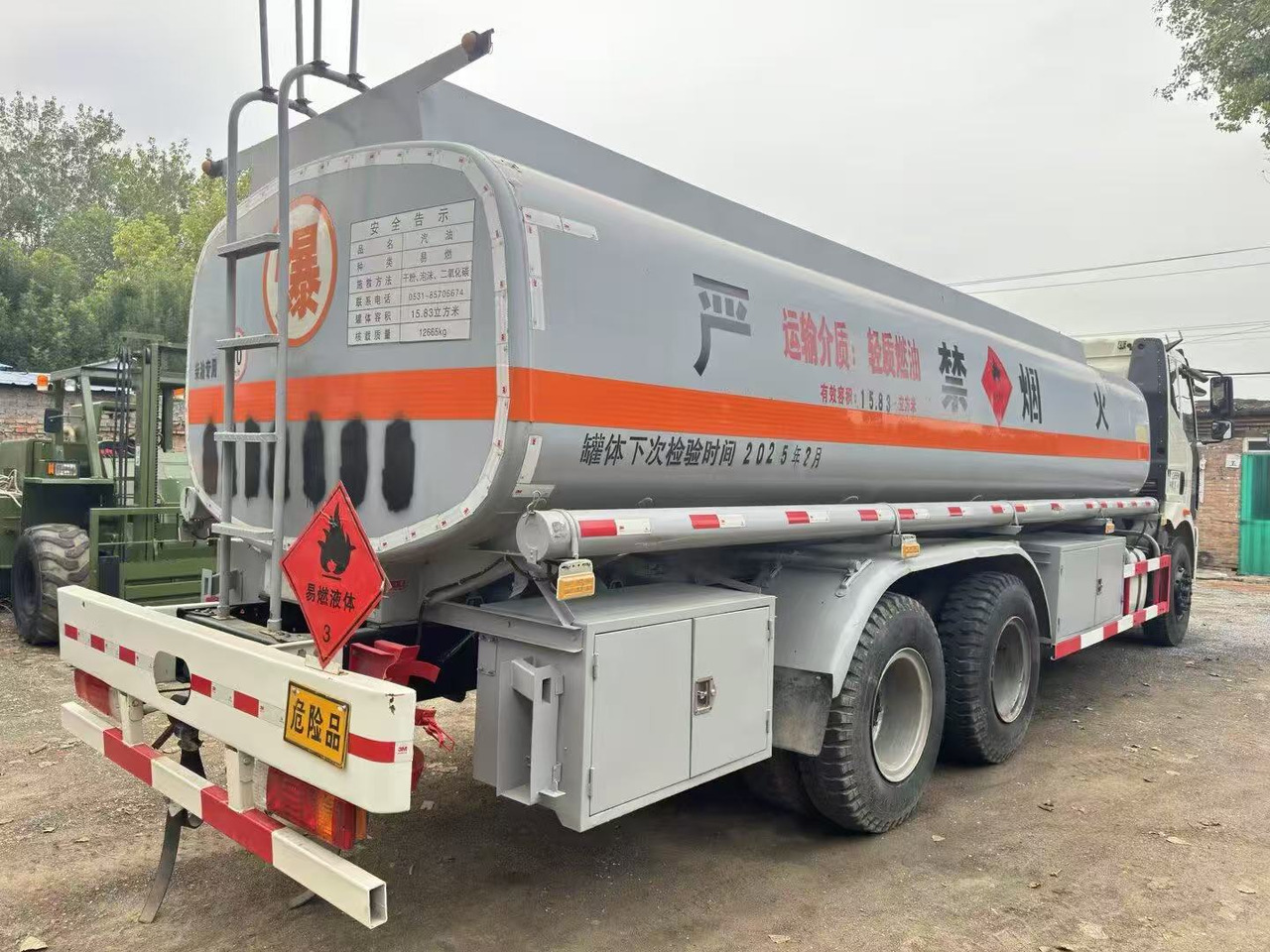 FAW tanker truck - Camion citerne: photos 3 FAW tanker truck - Camion citerne: photos 3
