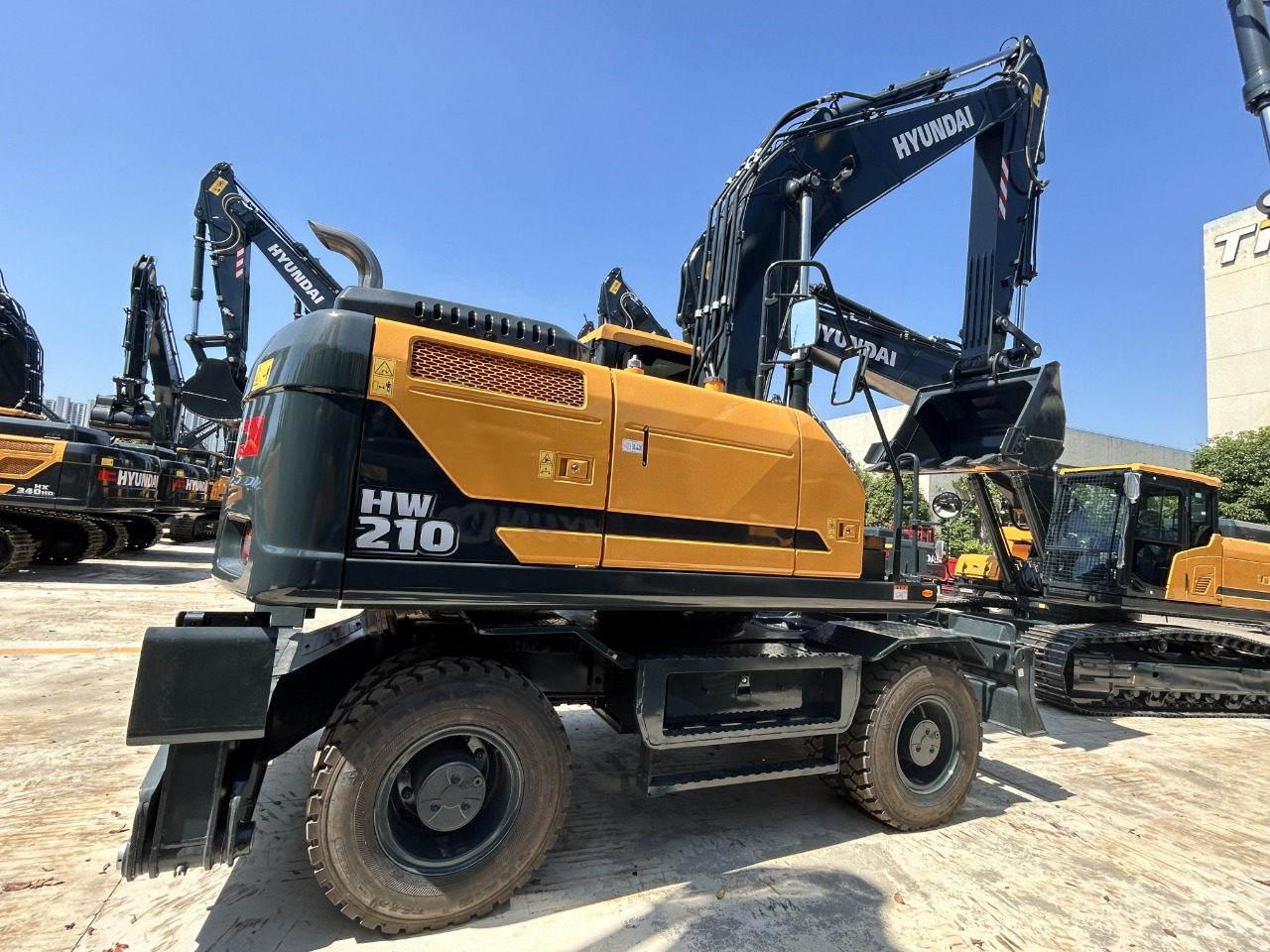 HYUNDAI HW210 - Pelle sur pneus: photos 1 HYUNDAI HW210 - Pelle sur pneus: photos 1