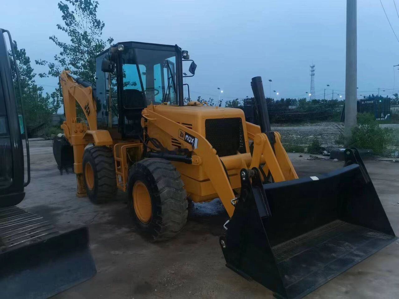 JCB 3CX with four-way shovel - Tractopelle: photos 1 JCB 3CX with four-way shovel - Tractopelle: photos 1