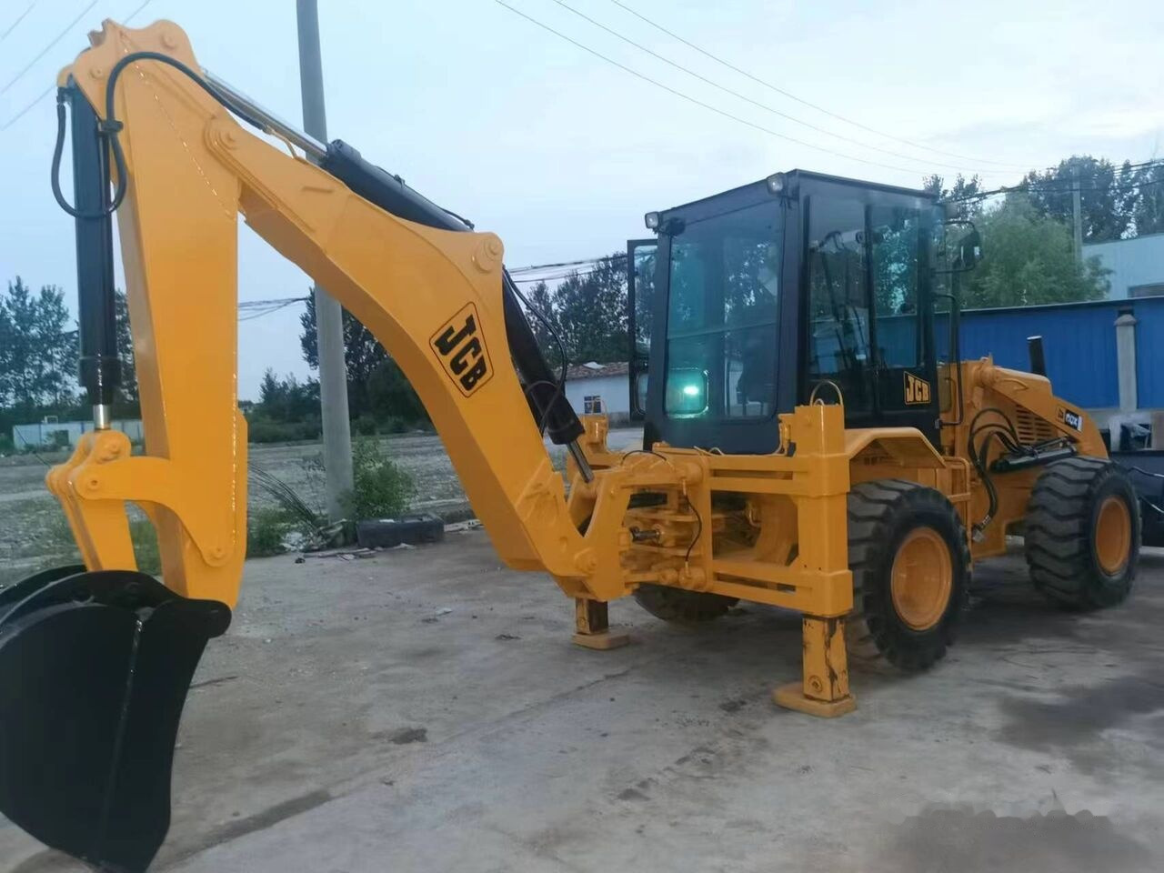 JCB 3CX with four-way shovel - Tractopelle: photos 2 JCB 3CX with four-way shovel - Tractopelle: photos 2