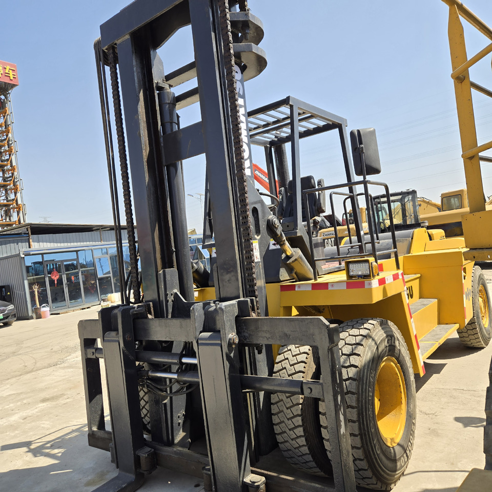 Komatsu FD200 - Chariot élévateur diesel: photos 5 Komatsu FD200 - Chariot élévateur diesel: photos 5