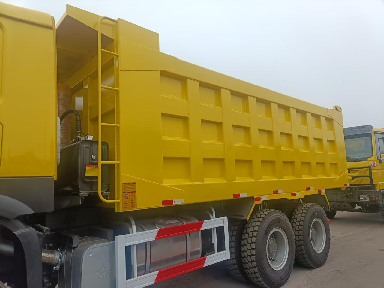 SINOTRUK HOWO 6x4 - Camion benne: photos 5 SINOTRUK HOWO 6x4 - Camion benne: photos 5