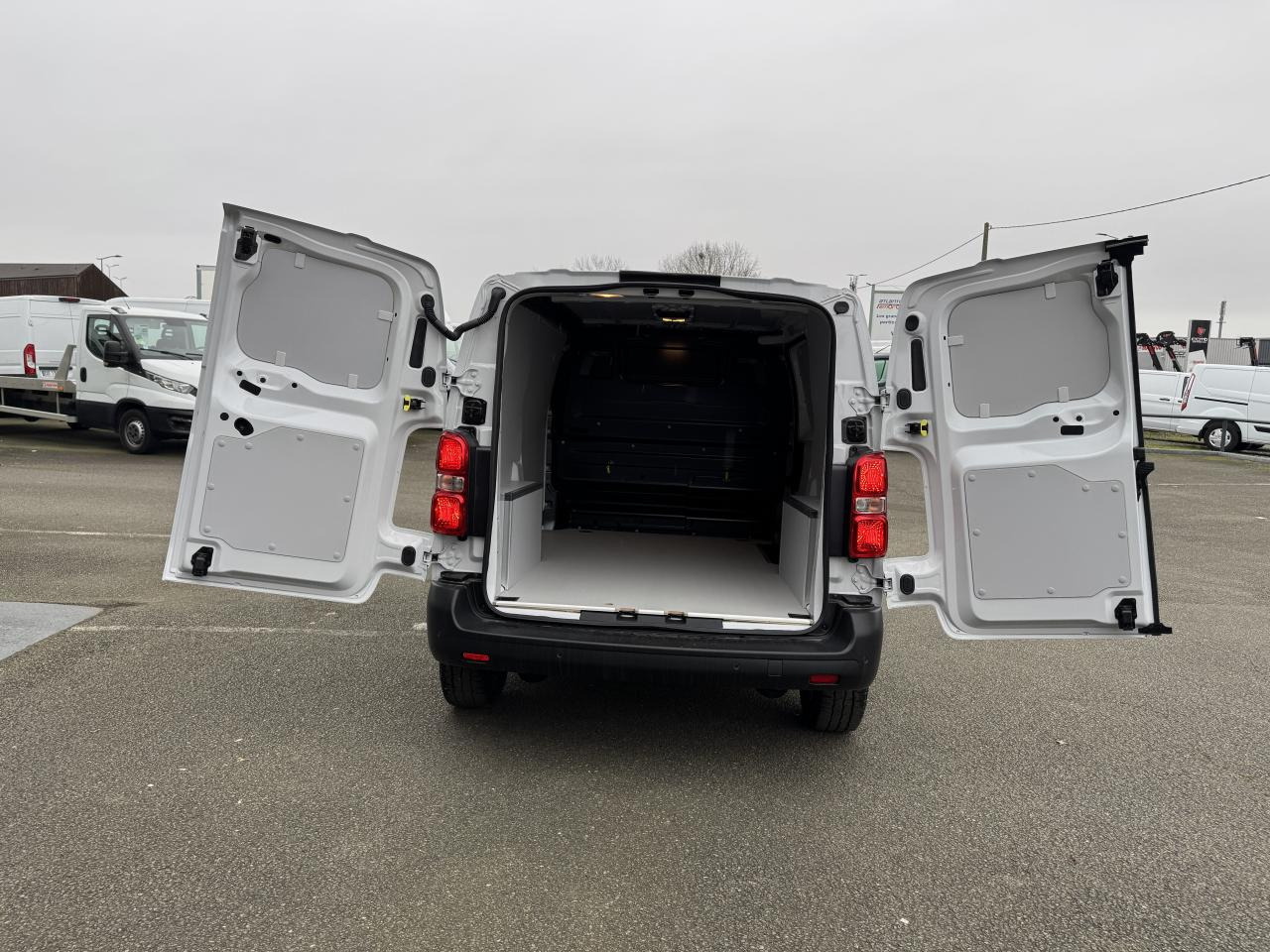 CITROEN Jumpy M 2.0 BlueHDi - 145 S&S - BV EAT8 III FOURGON . PHASE 2 - Fourgon utilitaire: photos 3 CITROEN Jumpy M 2.0 BlueHDi - 145 S&S - BV EAT8 III FOURGON . PHASE 2 - Fourgon utilitaire: photos 3