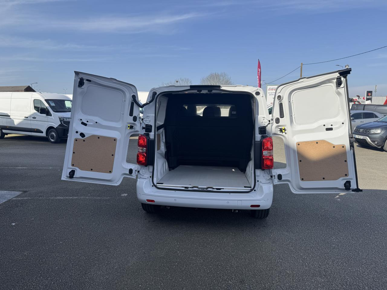 Crédit-bail de CITROEN Jumpy M 2.0 BlueHDi - 180 S&S - BV EAT8  III CABINE APPROFONDIE Cabine approfondie Fixe PHASE 2 CITROEN Jumpy M 2.0 BlueHDi - 180 S&S - BV EAT8  III CABINE APPROFONDIE Cabine approfondie Fixe PHASE 2: photos 9 Crédit-bail de CITROEN Jumpy M 2.0 BlueHDi - 180 S&S - BV EAT8  III CABINE APPROFONDIE Cabine approfondie Fixe PHASE 2 CITROEN Jumpy M 2.0 BlueHDi - 180 S&S - BV EAT8  III CABINE APPROFONDIE Cabine approfondie Fixe PHASE 2: photos 9