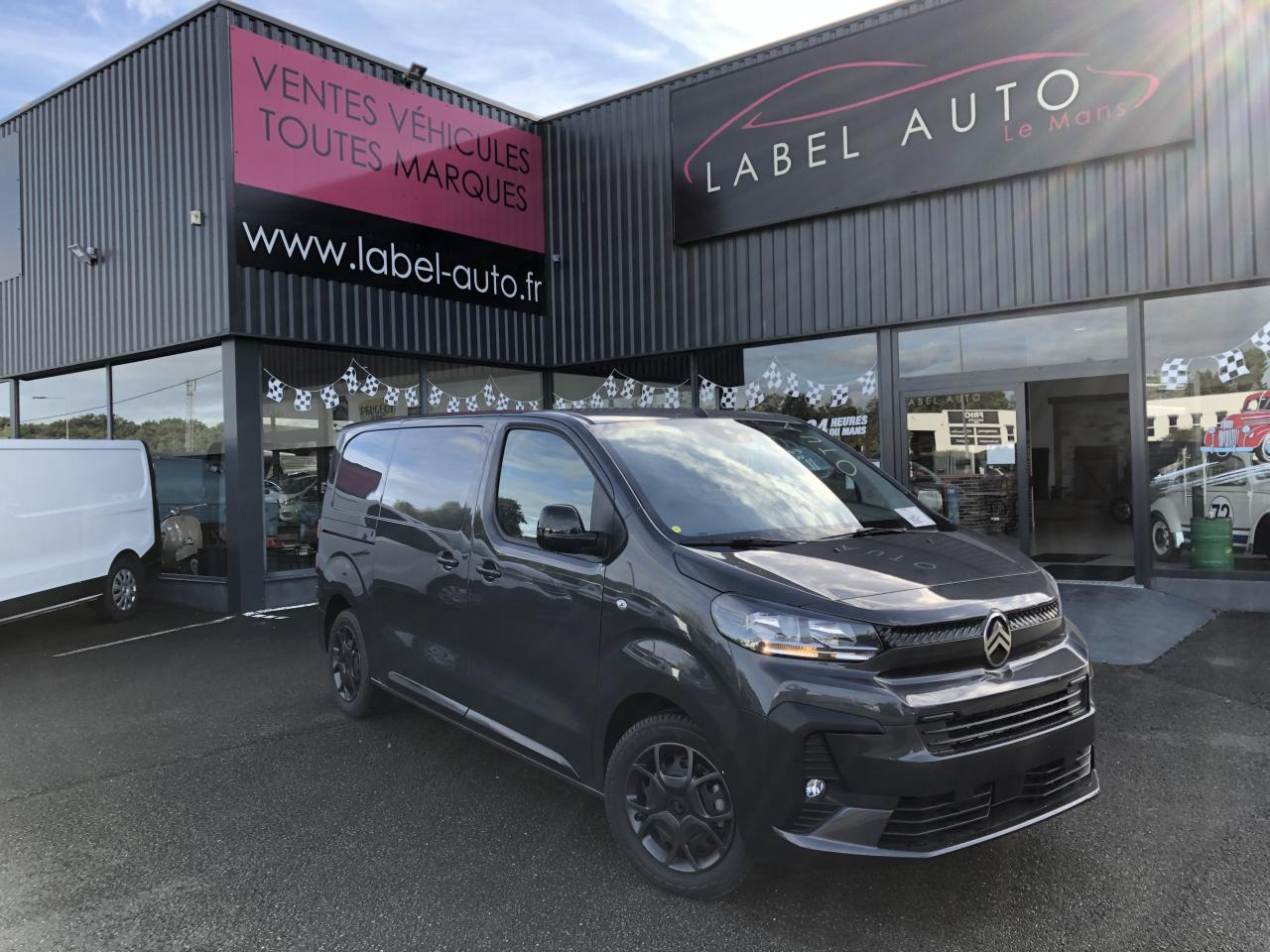 CITROEN Jumpy M 2.0 BlueHDi - 180 S&S - BV EAT8 III FOURGON . PHASE 2 - Fourgon utilitaire: photos 1 CITROEN Jumpy M 2.0 BlueHDi - 180 S&S - BV EAT8 III FOURGON . PHASE 2 - Fourgon utilitaire: photos 1