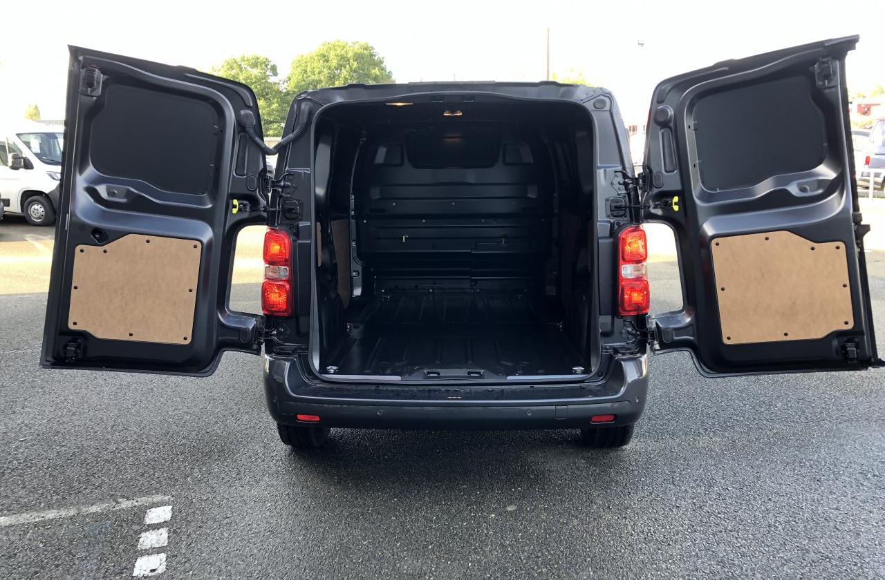 CITROEN Jumpy M 2.0 BlueHDi - 180 S&S - BV EAT8 III FOURGON . PHASE 2 - Fourgon utilitaire: photos 3 CITROEN Jumpy M 2.0 BlueHDi - 180 S&S - BV EAT8 III FOURGON . PHASE 2 - Fourgon utilitaire: photos 3