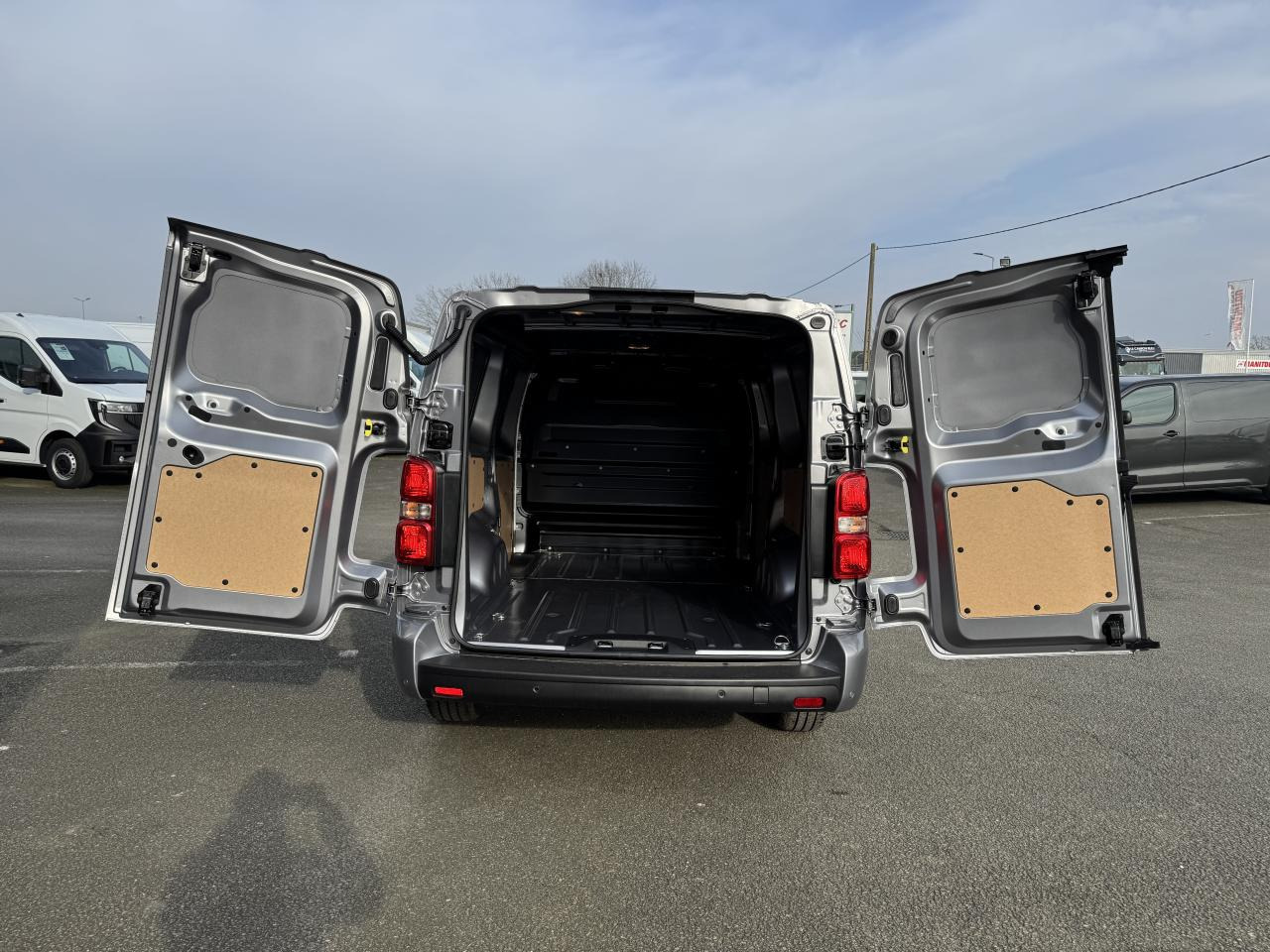 CITROEN Jumpy XL 2.0 BlueHDi - 180 S&S - BV EAT8 III FOURGON . PHASE 2 - Fourgon utilitaire: photos 3 CITROEN Jumpy XL 2.0 BlueHDi - 180 S&S - BV EAT8 III FOURGON . PHASE 2 - Fourgon utilitaire: photos 3