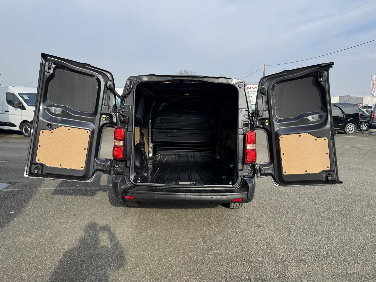 Citroen Jumpy M 2.0 BlueHDi 180CH EAT8 PACK LOOK - Fourgonnette: photos 3 Citroen Jumpy M 2.0 BlueHDi 180CH EAT8 PACK LOOK - Fourgonnette: photos 3