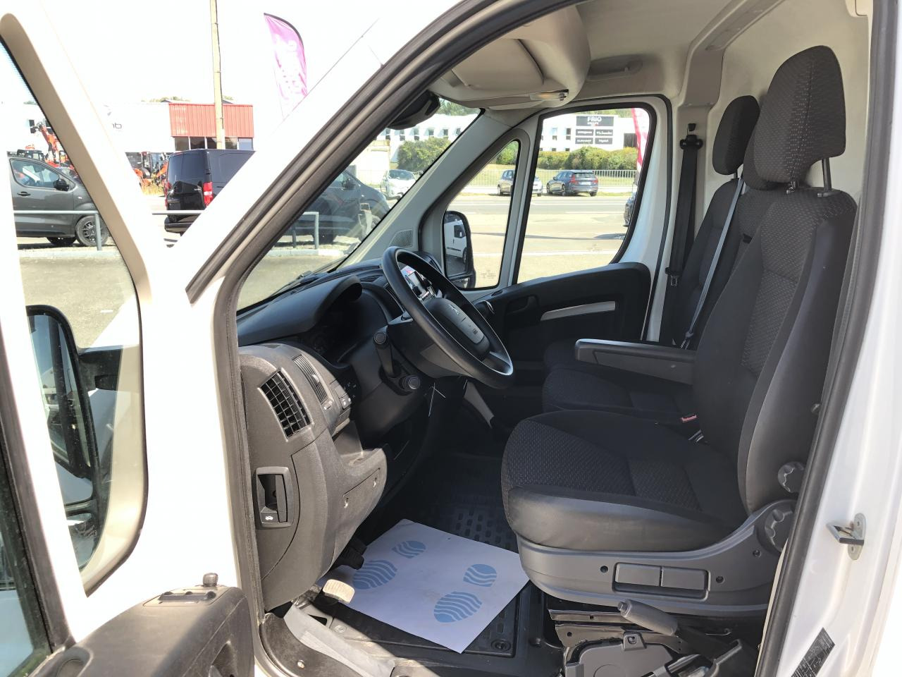 PEUGEOT Boxer 3.3t L2H2 2.2 HDi 140 CH ASPHALT FOURGON TOLE - Fourgon utilitaire: photos 4 PEUGEOT Boxer 3.3t L2H2 2.2 HDi 140 CH ASPHALT FOURGON TOLE - Fourgon utilitaire: photos 4