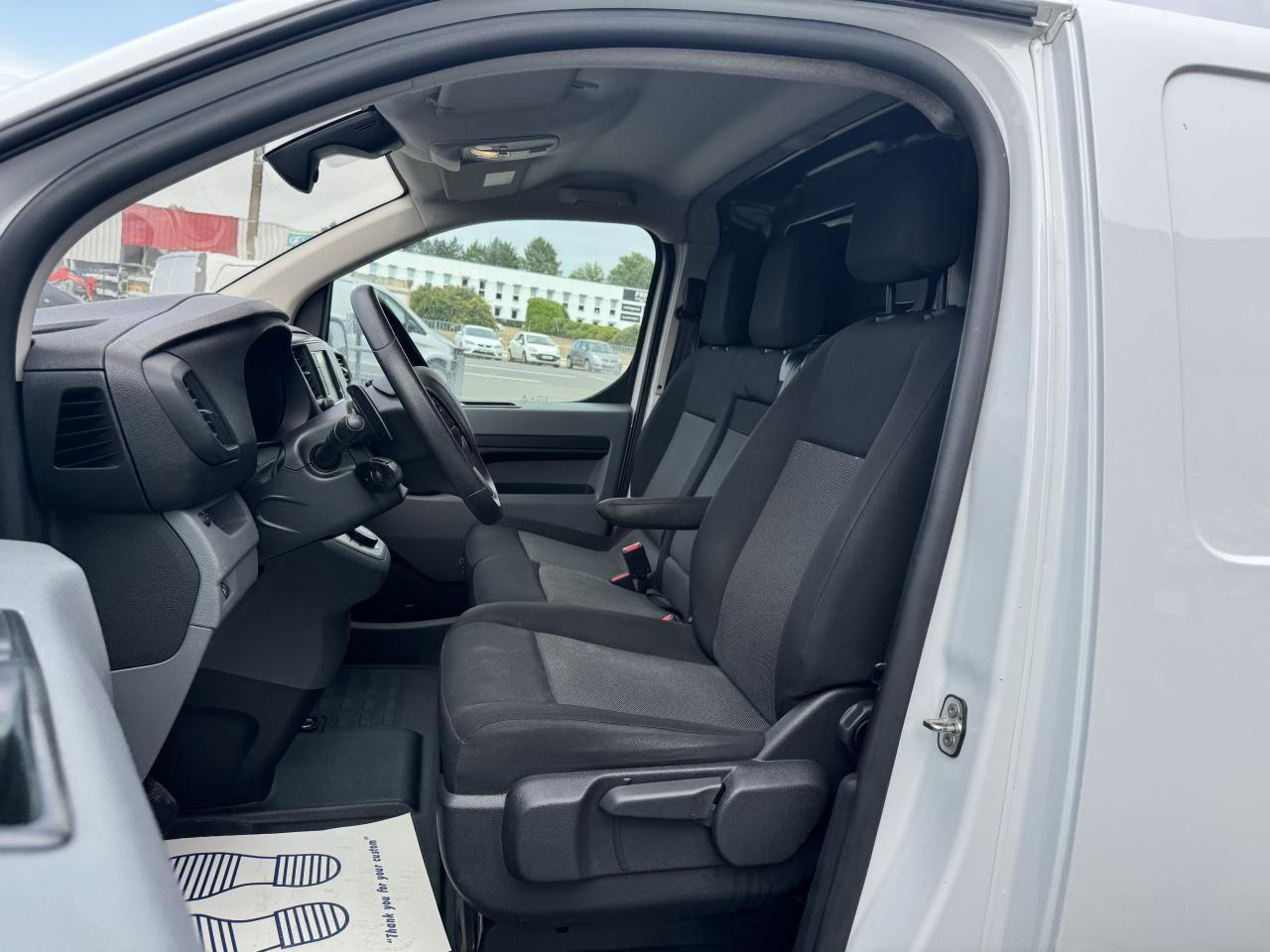 Peugeot Expert STANDARD 2.0 BLUEHDI 180CH S&S ASPHALT EAT8 - Fourgon utilitaire: photos 4 Peugeot Expert STANDARD 2.0 BLUEHDI 180CH S&S ASPHALT EAT8 - Fourgon utilitaire: photos 4
