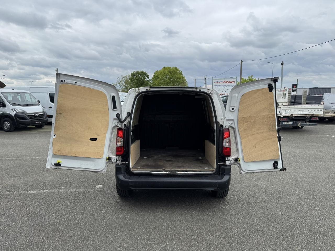 Peugeot Partner PEUGEOT M 650 KG 1.5 HDI 130 CH EAT-8 2 PL PREMIUM - Fourgonnette: photos 2 Peugeot Partner PEUGEOT M 650 KG 1.5 HDI 130 CH EAT-8 2 PL PREMIUM - Fourgonnette: photos 2