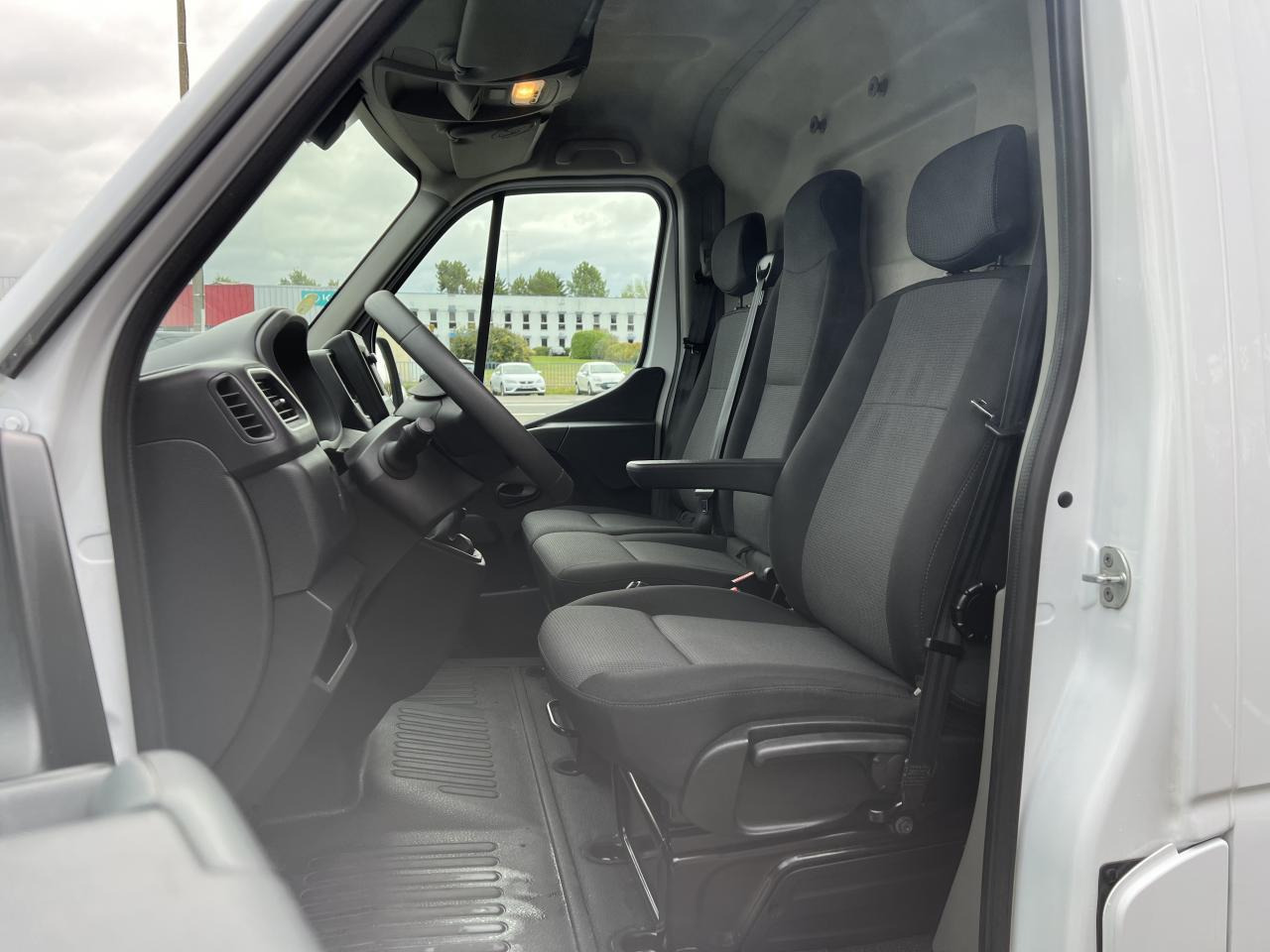 RENAULT MASTER 3T3 L2H2 2.3 DCI 135CH CONFORT - Fourgon utilitaire: photos 4 RENAULT MASTER 3T3 L2H2 2.3 DCI 135CH CONFORT - Fourgon utilitaire: photos 4