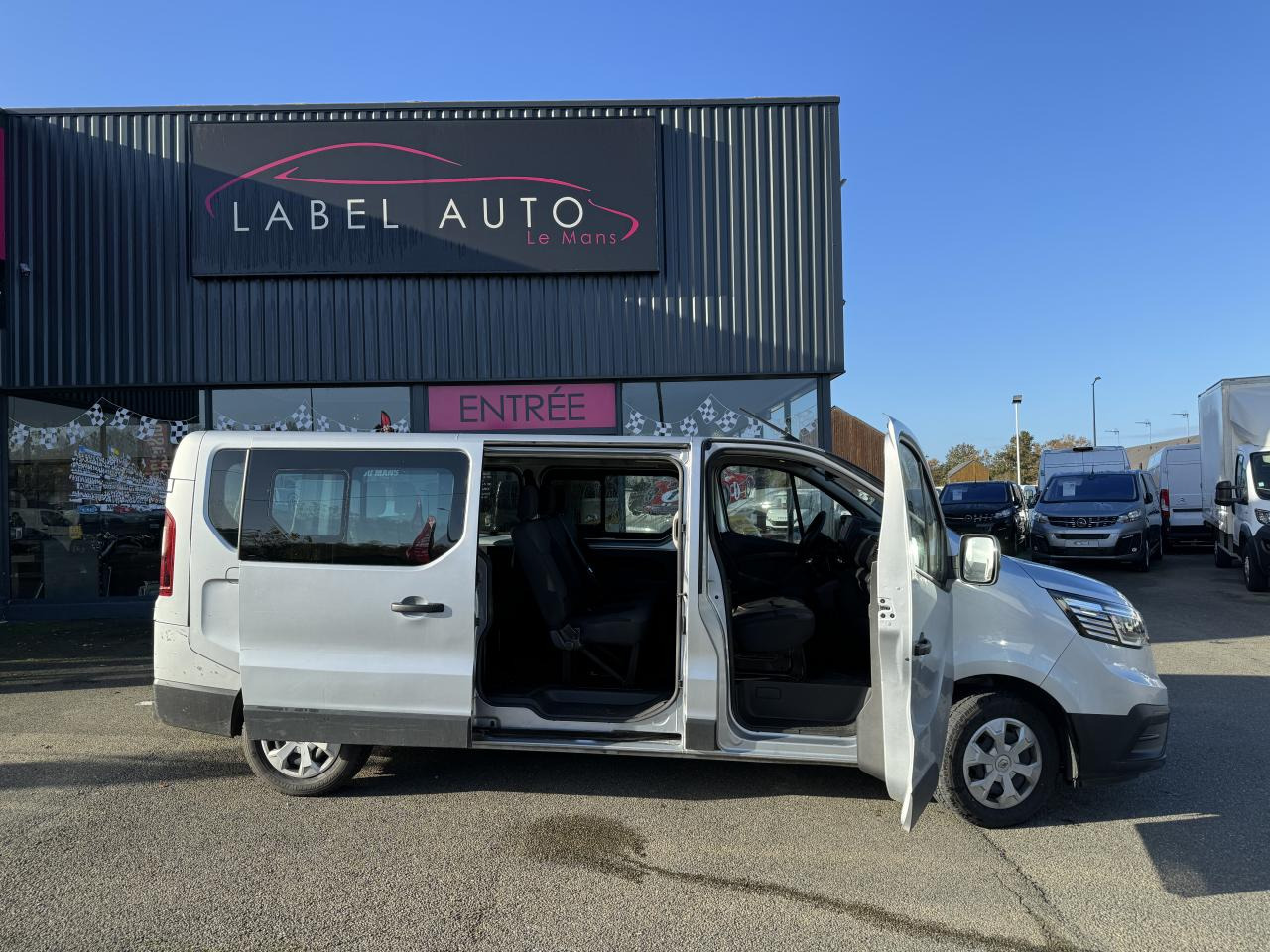 RENAULT Trafic L2 2.0 Energy dCi - 150 - S&S III COMBI Combi Zen L2H1 PHASE 3 - Transport de personnes: photos 3 RENAULT Trafic L2 2.0 Energy dCi - 150 - S&S III COMBI Combi Zen L2H1 PHASE 3 - Transport de personnes: photos 3