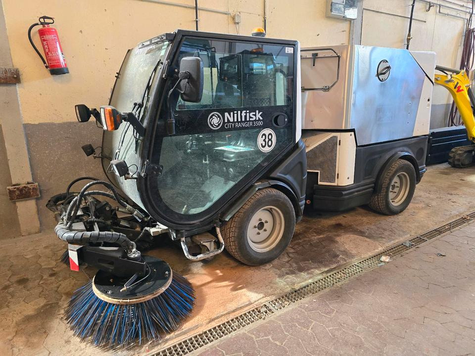 Nilfisk City Ranger 3500 Kehrmaschine Straßenkehrmaschine mit Schmidt Bediendisplay Hako Kehreinheit - Balayeuse de voirie: photos 1 Nilfisk City Ranger 3500 Kehrmaschine Straßenkehrmaschine mit Schmidt Bediendisplay Hako Kehreinheit - Balayeuse de voirie: photos 1