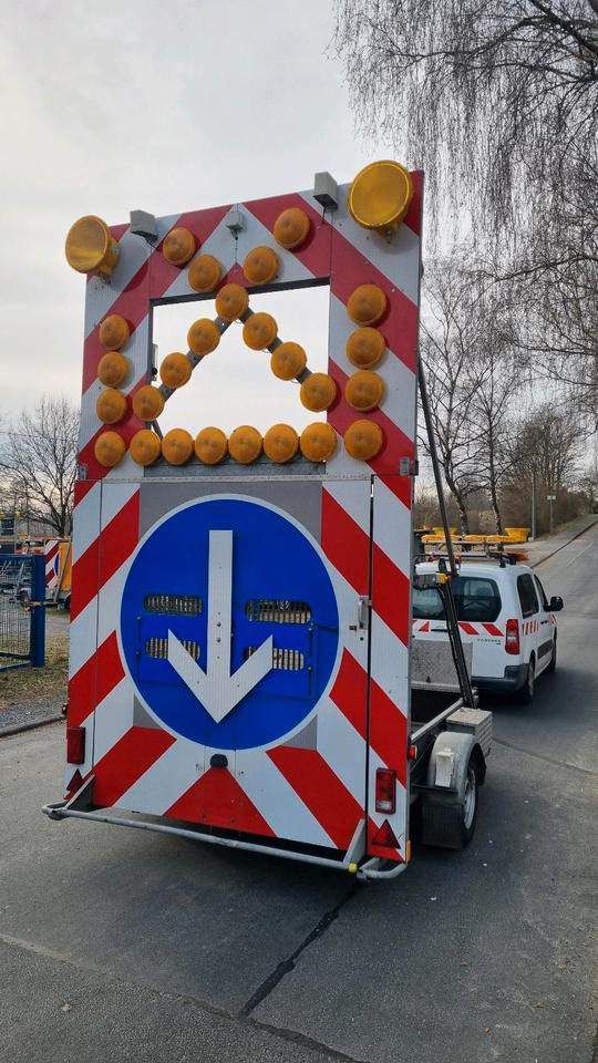 Mersch Nissen LED Absperrtafel VZ616 Verkehrssicherung Vorwarner Vorwarntafel Verkehrsleittafel Verkehrsleitanhänger Verkehrssicherungsanhänger Sperrwand Sperrtafel - Remorque: photos 4 Mersch Nissen LED Absperrtafel VZ616 Verkehrssicherung Vorwarner Vorwarntafel Verkehrsleittafel Verkehrsleitanhänger Verkehrssicherungsanhänger Sperrwand Sperrtafel - Remorque: photos 4