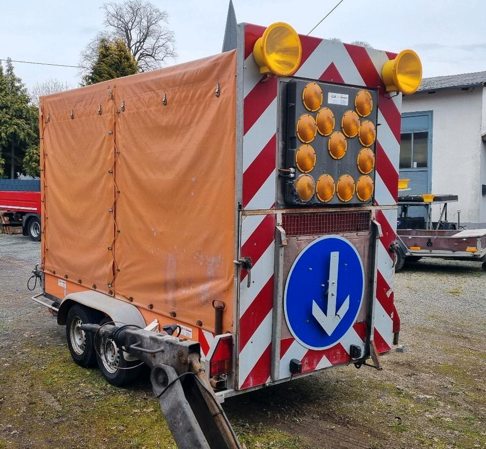Mersch VZ 616 Absperrtafel FAT Nissen Horizont Verkehrsleittafel Verkehrsleitanhänger Verkehrssicherungsanhänger Leitanhänger - Remorque: photos 1 Mersch VZ 616 Absperrtafel FAT Nissen Horizont Verkehrsleittafel Verkehrsleitanhänger Verkehrssicherungsanhänger Leitanhänger - Remorque: photos 1