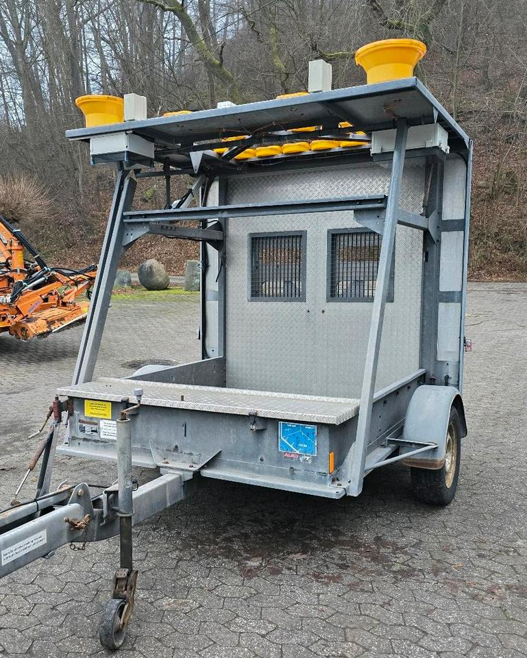 Nissen Mersch LED Absperrtafel FAT Sperrwand Fahrbare Verkehrsleitanhänger Verkehrssicherungsanhänger Verkehrsleittafel Verkehrssicherung Baustellenabsicherung - Remorque: photos 1 Nissen Mersch LED Absperrtafel FAT Sperrwand Fahrbare Verkehrsleitanhänger Verkehrssicherungsanhänger Verkehrsleittafel Verkehrssicherung Baustellenabsicherung - Remorque: photos 1