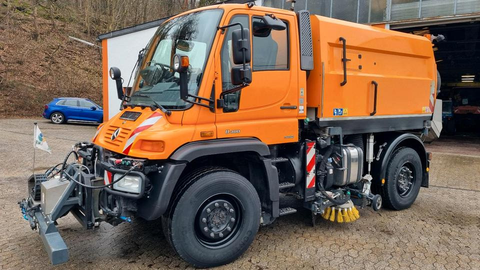 Unimog Kehrmaschine U400 405 Mercedes-Benz Hydrostat Wechsellenkung Variopilot - Balayeuse de voirie: photos 2 Unimog Kehrmaschine U400 405 Mercedes-Benz Hydrostat Wechsellenkung Variopilot - Balayeuse de voirie: photos 2
