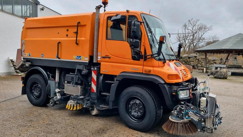 Unimog Kehrmaschine U400 405 Mercedes-Benz Hydrostat Wechsellenkung Variopilot - Balayeuse de voirie: photos 1 Unimog Kehrmaschine U400 405 Mercedes-Benz Hydrostat Wechsellenkung Variopilot - Balayeuse de voirie: photos 1