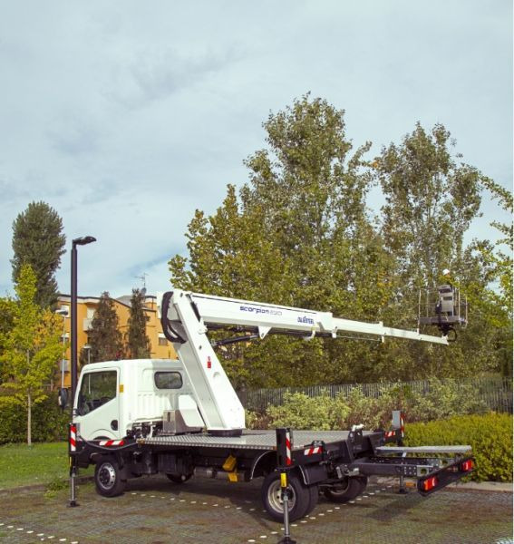 Oil&Steel Scorpion 2313 zamontowany na Nissan Cabstar - Camion avec nacelle: photos 1 Oil&Steel Scorpion 2313 zamontowany na Nissan Cabstar - Camion avec nacelle: photos 1