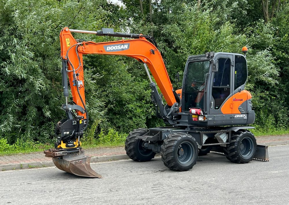 Doosan DOOSAN DX57W *ROTOTILT* 2200 Motogodzin * Jak Nowa * Sprowadzona * Stan Perfekcyjny - Pelle sur pneus: photos 1 Doosan DOOSAN DX57W *ROTOTILT* 2200 Motogodzin * Jak Nowa * Sprowadzona * Stan Perfekcyjny - Pelle sur pneus: photos 1
