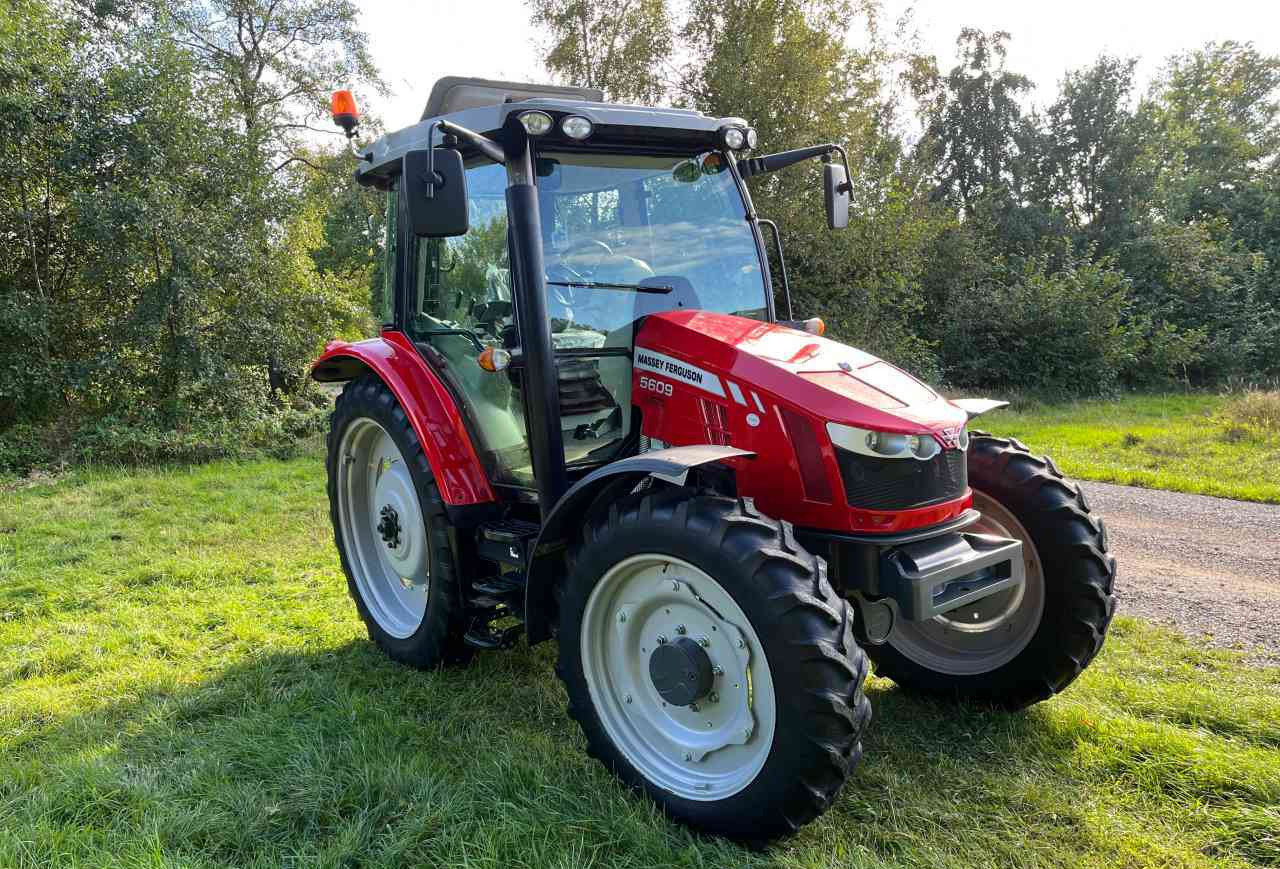 Massey Ferguson 5609 Dyna-4 Essential - Tracteur agricole: photos 2 Massey Ferguson 5609 Dyna-4 Essential - Tracteur agricole: photos 2