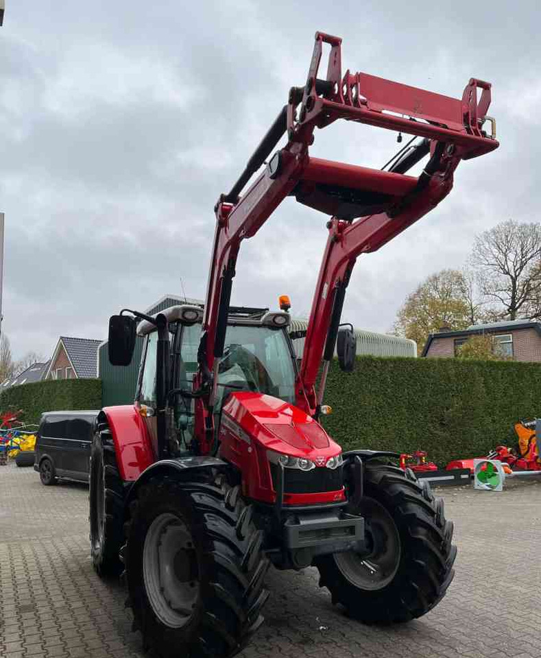 Massey Ferguson 5710S Dyna-4 Essential Voorlader Tractoren - Tracteur agricole: photos 3 Massey Ferguson 5710S Dyna-4 Essential Voorlader Tractoren - Tracteur agricole: photos 3