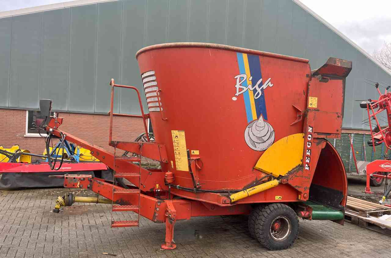 Peecon BIGA 10 voermengwagen, laadklep, voermachines - Mélangeuse: photos 1 Peecon BIGA 10 voermengwagen, laadklep, voermachines - Mélangeuse: photos 1