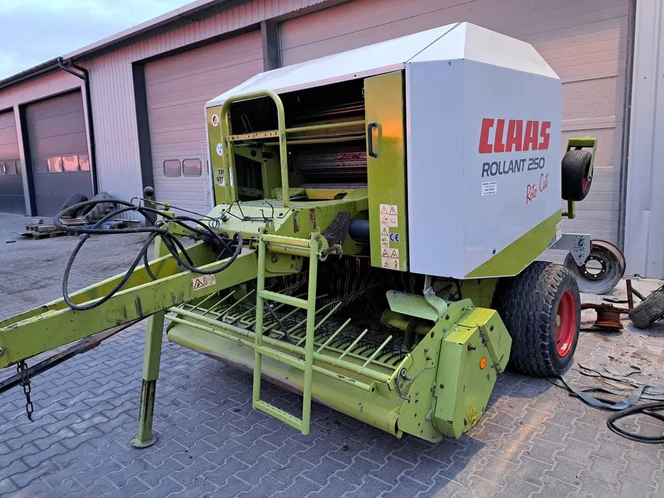 PRASA ROLUJĄCA CLAAS ROLLANT 250 RC 255 - Presse à balles rondes: photos 4 PRASA ROLUJĄCA CLAAS ROLLANT 250 RC 255 - Presse à balles rondes: photos 4