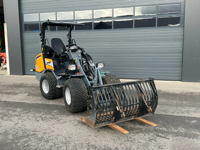 Giant G2700HD+ - Chargeuse compacte sur chenilles: photos 2 Giant G2700HD+ - Chargeuse compacte sur chenilles: photos 2