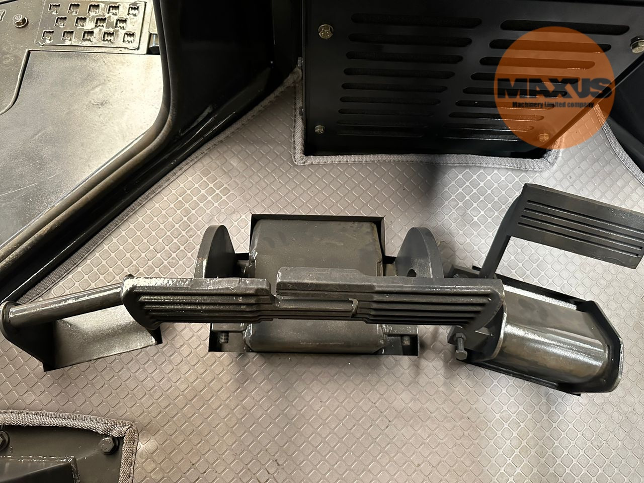 MAXUS Bulldozer with Straight Blade, Single-Shank Ripper, and ROPS Cabin - Bulldozer: photos 2 MAXUS Bulldozer with Straight Blade, Single-Shank Ripper, and ROPS Cabin - Bulldozer: photos 2