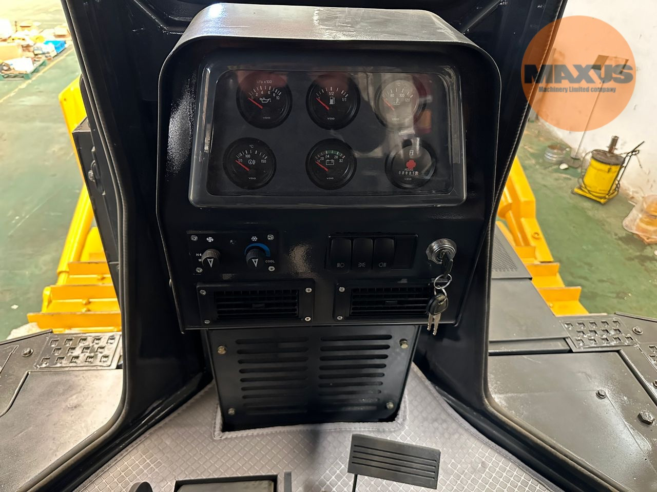 MAXUS Bulldozer with Straight Blade, Single-Shank Ripper, and ROPS Cabin - Bulldozer: photos 5 MAXUS Bulldozer with Straight Blade, Single-Shank Ripper, and ROPS Cabin - Bulldozer: photos 5