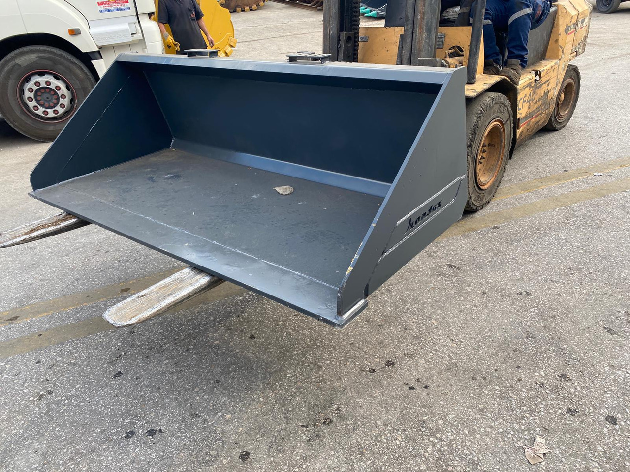 JCB 300  - Godet pour chargeur pour Engins de chantier: photos 1 JCB 300  - Godet pour chargeur pour Engins de chantier: photos 1