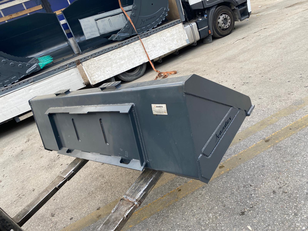 JCB 300  - Godet pour chargeur pour Engins de chantier: photos 2 JCB 300  - Godet pour chargeur pour Engins de chantier: photos 2