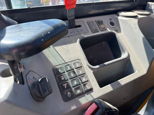 Mini pelle Bobcat E26 Cabine à 20500 € HT: photos 10